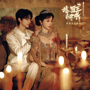 美女露出内裤来让男人摸
